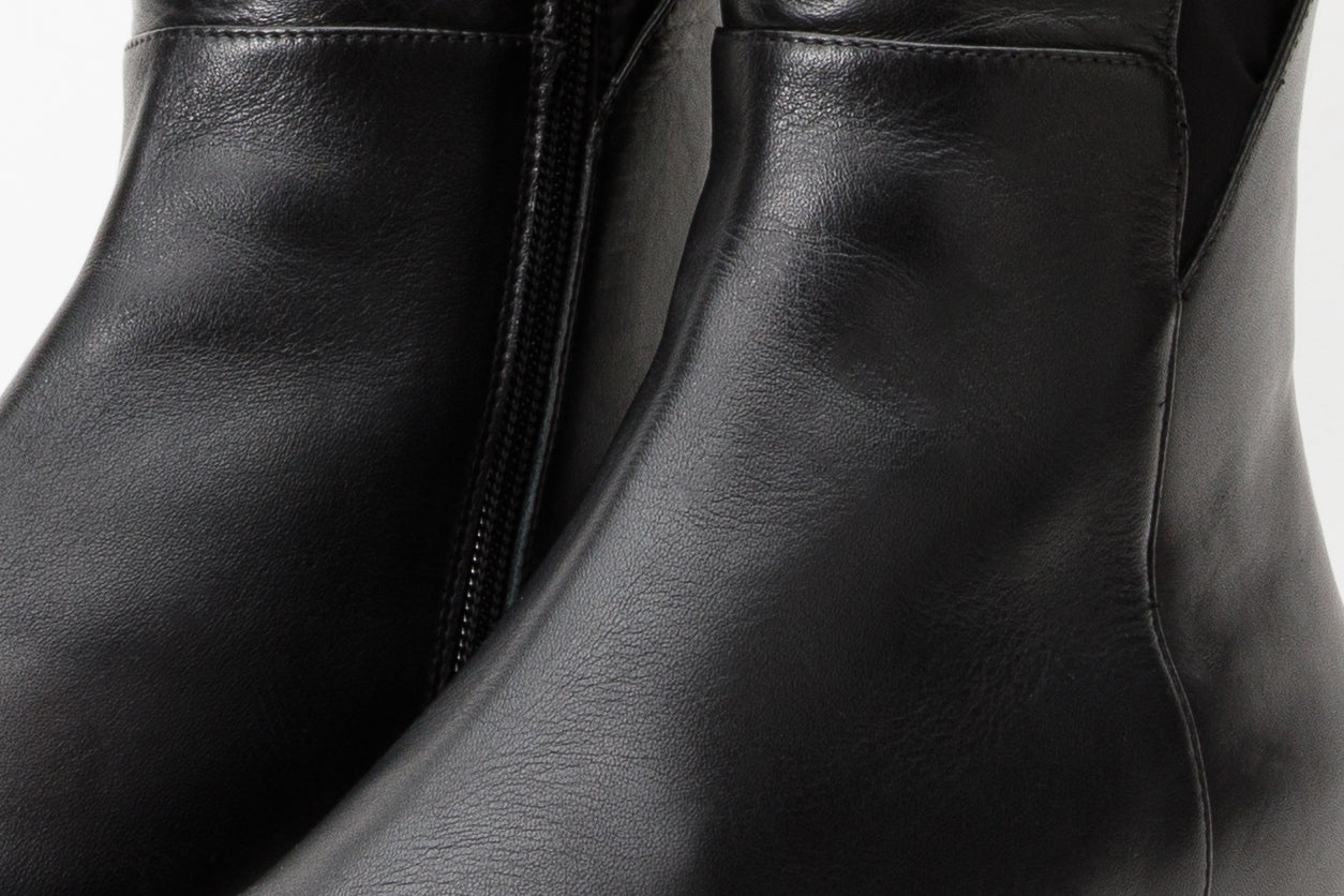 The Fairoks Black Leather Pointy Toe Knee High Boot For Sale